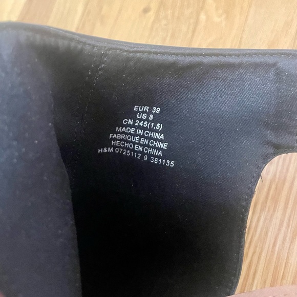 Black closed toe heels - Picture 3 of 3